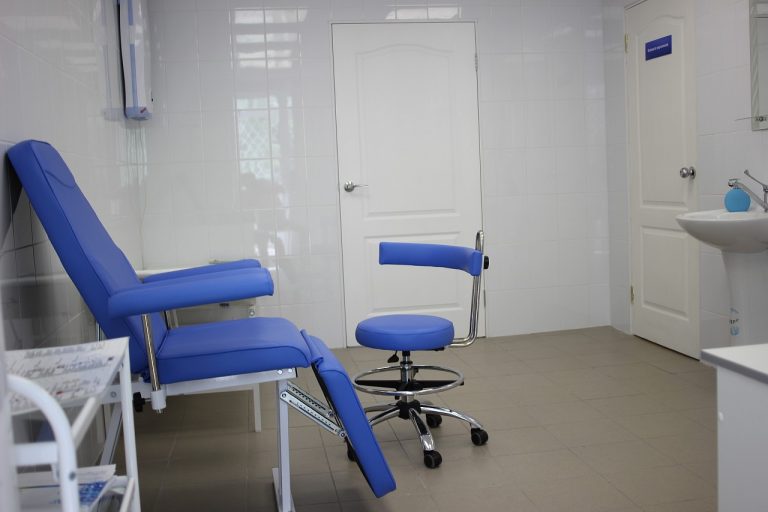 Донорское кресло к-02дн для забора крови в процедурный кабинет CMD  с широкими подлокотниками